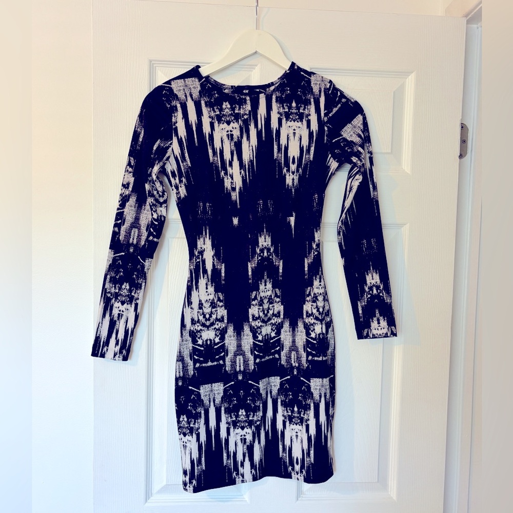 H&M BLACK AND WHITE PRINTED FITTED DRESS WITH COOL BACK DETAIL IN SMALL
